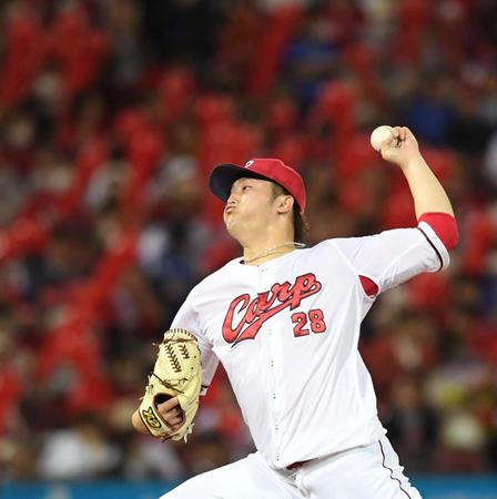 　７回裏の攻撃を前にジェット風船が準備される中で好投する床田（撮影・市尻達拡）