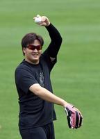 　リラックスしてキャッチボールに臨む床田（撮影・市尻達拡）