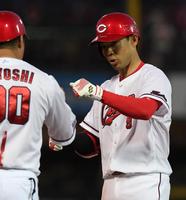 　２回、左前打を放った秋山は三好コーチとグータッチを交わす（撮影・市尻達拡）