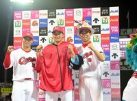 　お立ち台でポーズをとる（左から）坂倉、床田、秋山（撮影・市尻達拡）