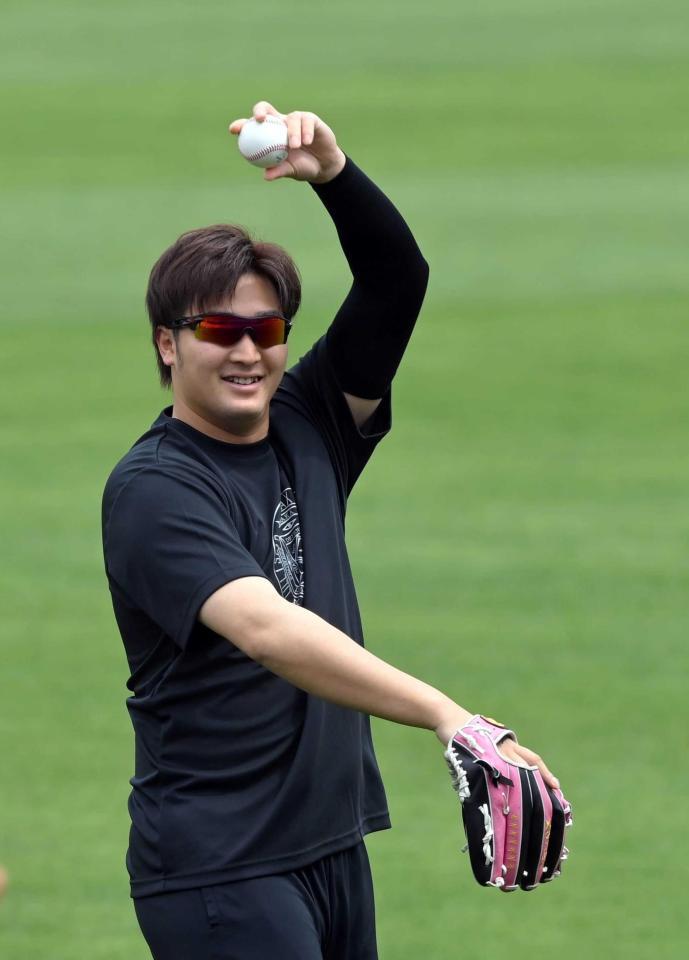 　リラックスしてキャッチボールに臨む床田（撮影・市尻達拡）