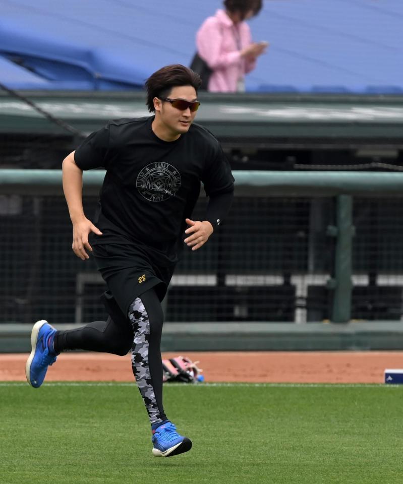 　ダッシュをする床田（撮影・市尻達拡）