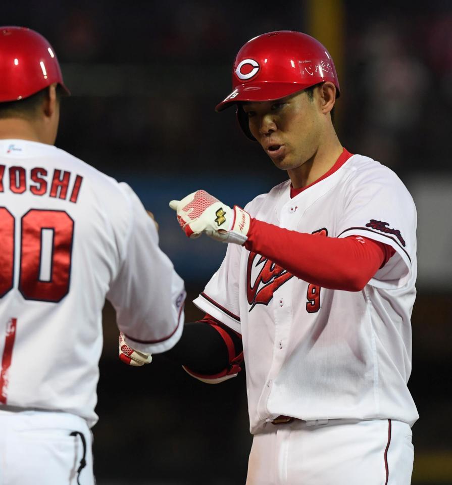 　２回、左前打を放った秋山は三好コーチとグータッチを交わす（撮影・市尻達拡）