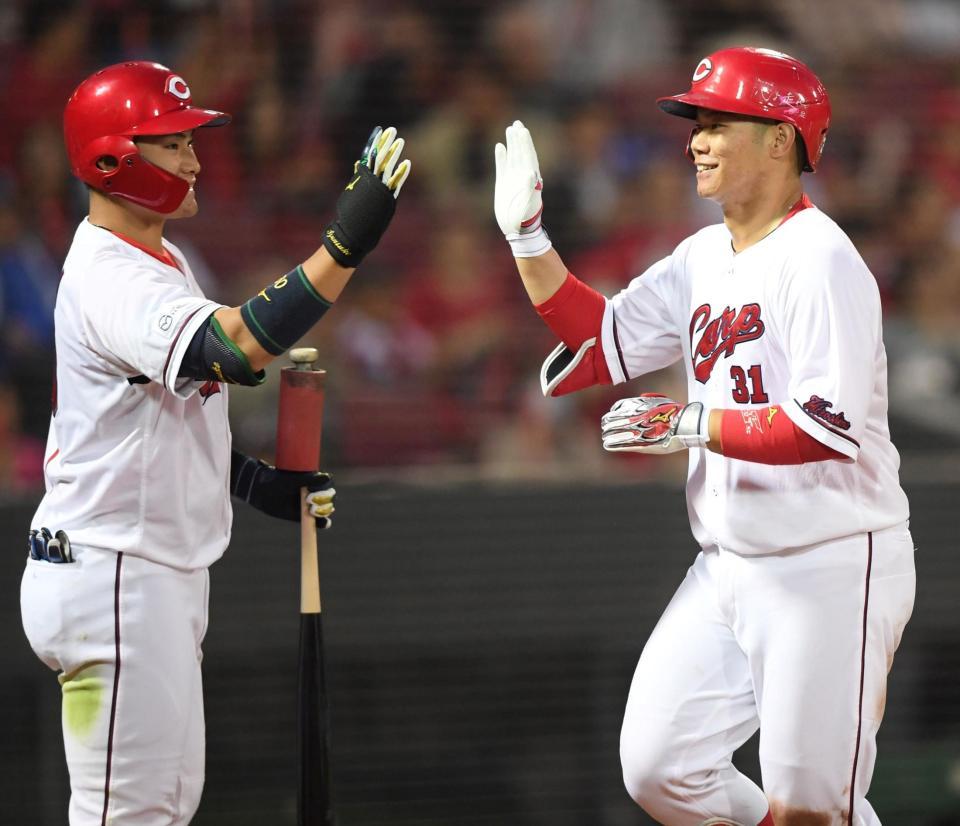 　３回、右越えソロを放った坂倉は田村と笑顔でタッチ（撮影・市尻達拡）