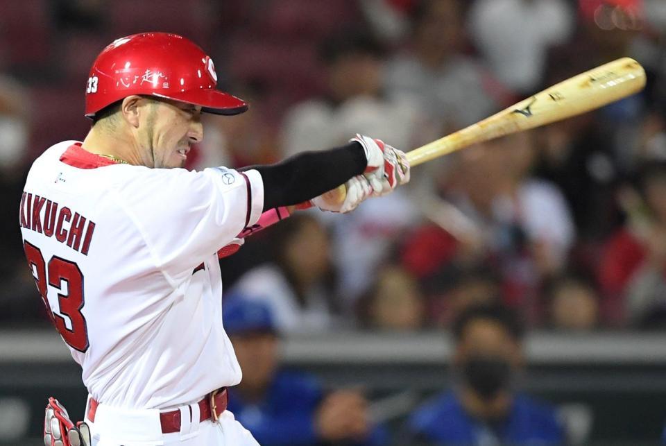 　５回、菊池は左翼線を破るタイムリー二塁打を放つ（撮影・市尻達拡）