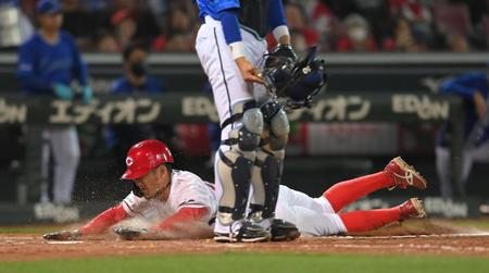 　４回、三走・矢野は一走・菊池の二盗の際に本塁へ滑り込む（撮影・市尻達拡）