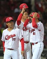 　試合終了後、ファンに帽子をとってあいさつする新井監督（撮影・市尻達拡）