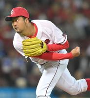 　９回から登板した中崎（撮影・市尻達拡）