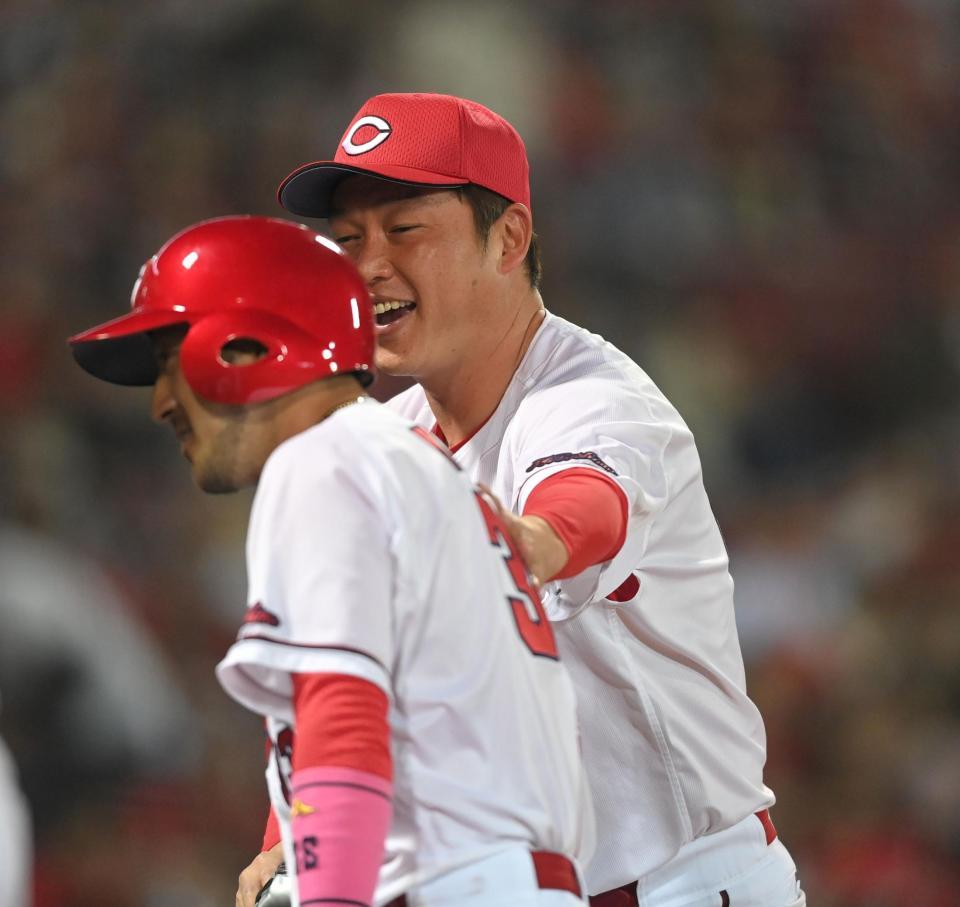 　４回、３点目のきっかけをつくった菊池をたたえる新井監督（撮影・市尻達拡）