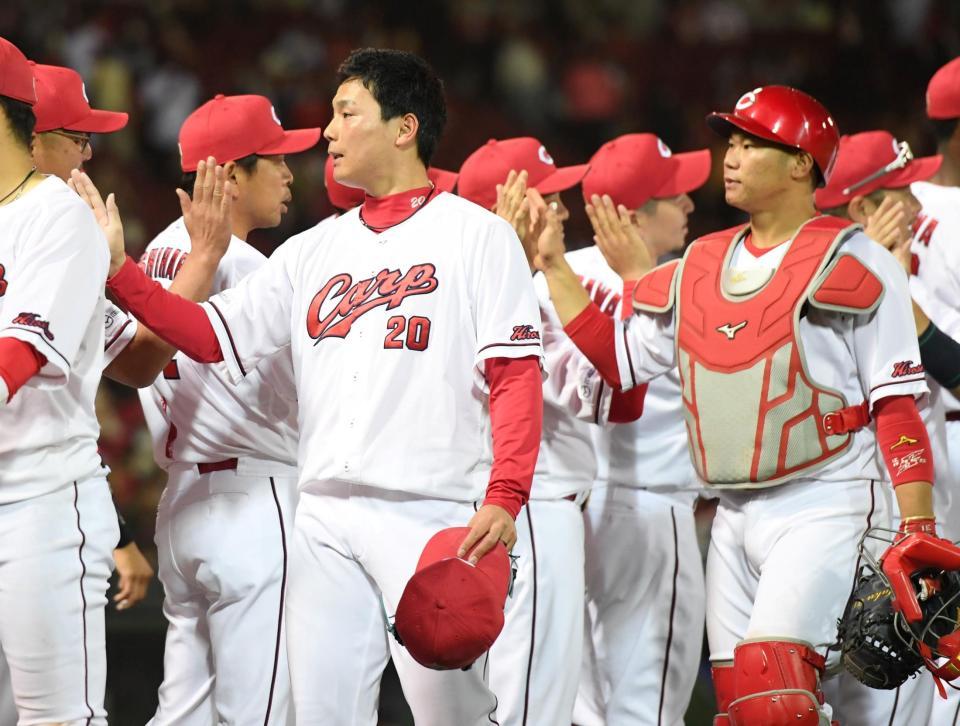 　試合を締めた栗林はナインとタッチを交わす（撮影・市尻達拡）