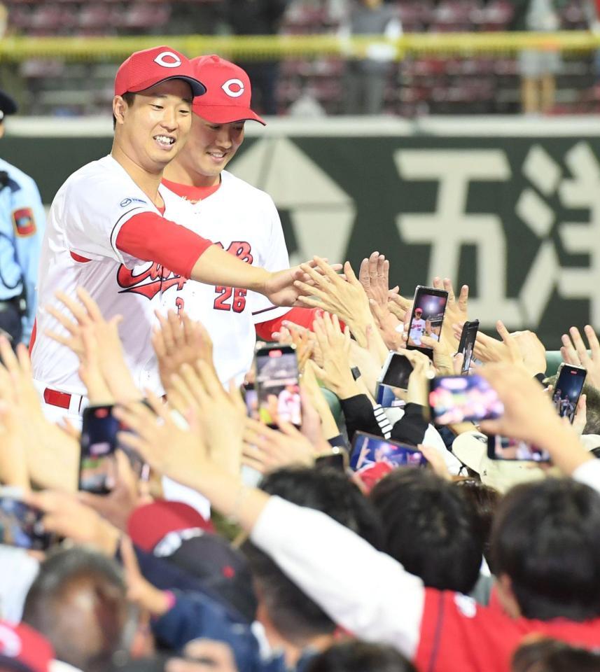 　ヒーローインタビュー後、ファンとタッチをする塹江と益田（撮影・市尻達拡）