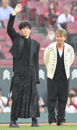 　国歌独唱をしたＣＨＥＭＩＳＴＲＹ・堂珍嘉邦（左）と川畑要（撮影・市尻達拡）