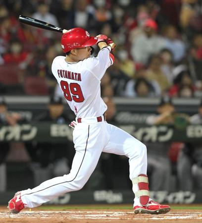 　８回、二俣は左前打を放つ（撮影・市尻達拡）