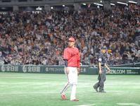 　１２回、大城卓に二塁打を浴びてサヨナラ負け、肩を落として引き揚げる堂林（撮影・西岡正）