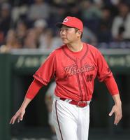 　１２回、投手交代を告げた新井監督（撮影・西岡正）