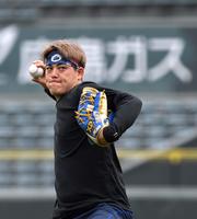 　キャッチボールで最終調整する九里（撮影・市尻達拡）