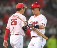 　１１回、野間は空振り三振に倒れる（撮影・市尻達拡）