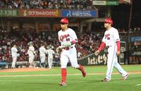 　１２回、羽月が二盗に失敗し試合が終わる（撮影・市尻達拡）