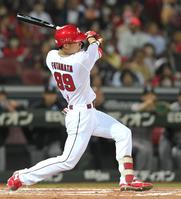 　８回、二俣は左前打を放つ（撮影・市尻達拡）