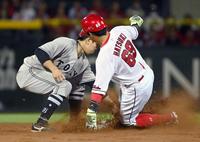 　１２回、代打・松山のとき、けん制で代走・羽月（右）が飛び出し遊撃手・門脇にタッチされ試合終了