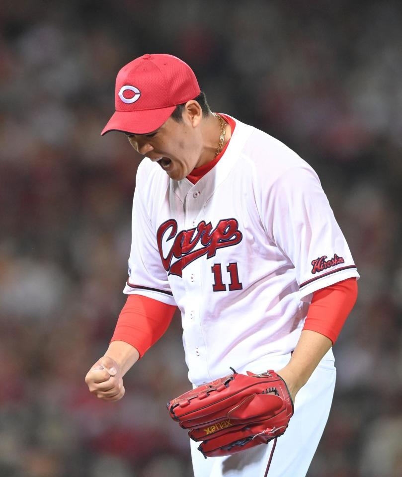 　６回、九里は萩尾を二飛に打ち取り雄たけびを上げる（撮影・市尻達拡）