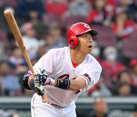 　１回、右越え三塁打を放つ野間