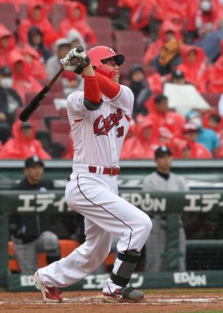 　７回、宇草は右越えソロを放つ（撮影・市尻達拡）