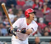 　１回、右越え三塁打を放つ野間