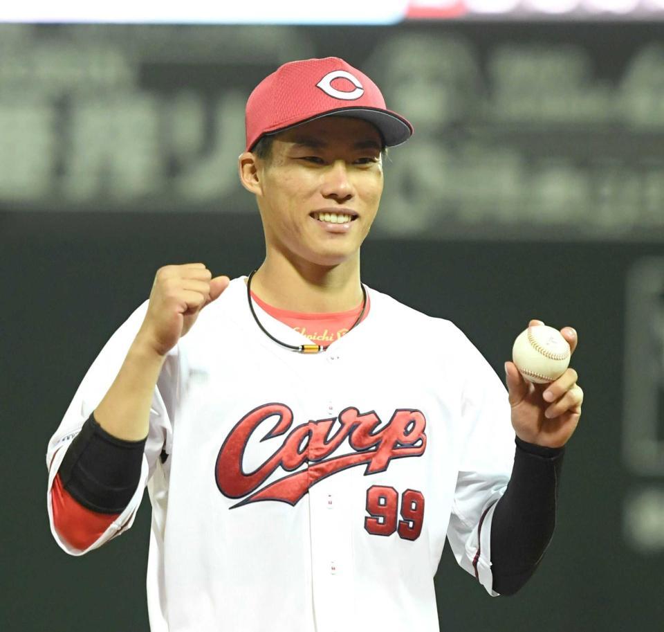 　プロ初安打の記念球を手に笑顔の二俣