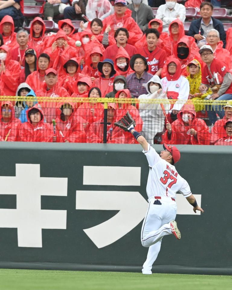 　５回、野間は丸の打球を好捕する（撮影・市尻達拡）