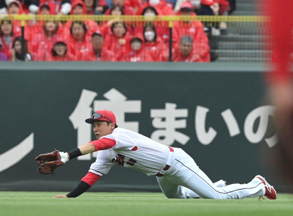 　４回、久保は丸の打球を飛び込んで捕球する（撮影・市尻達拡）