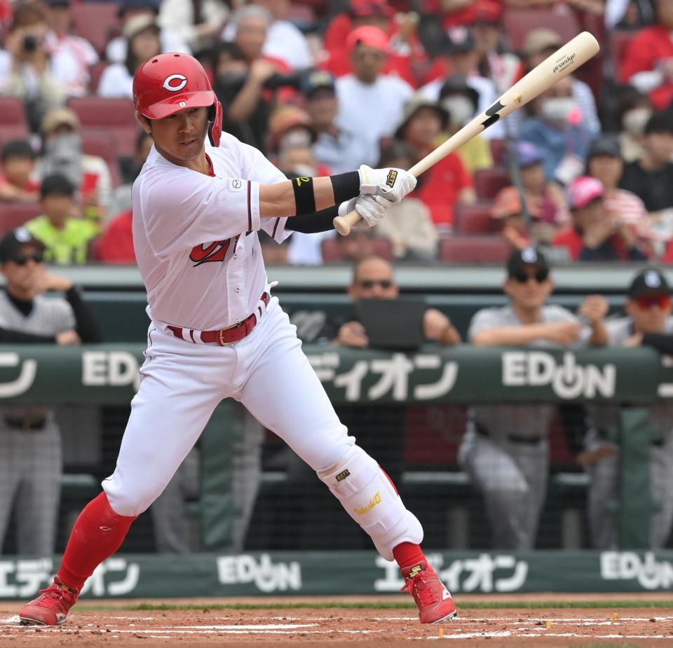 　１回、上本は投手へのタイムリー内野を放つ（撮影・市尻達拡）