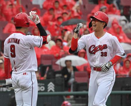 　７回、右越えソロを放った宇草は、自主トレを共にする秋山と笑顔でタッチ（撮影・市尻達拡）