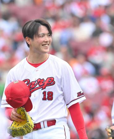 　１回のピンチをしのいだ森下から白い歯がこぼれる（撮影・市尻達拡）