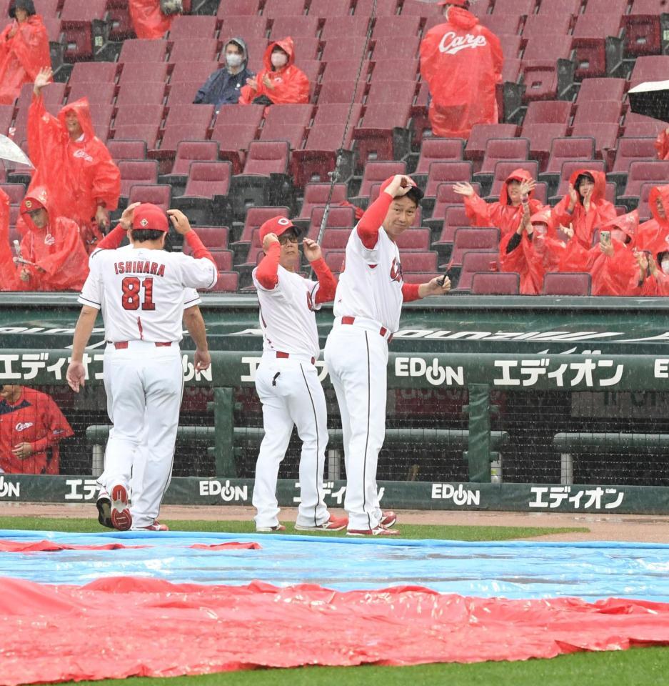 　降雨コールドとなりスタンドにあいさつする新井監督（右端）ら＝撮影・市尻達拡