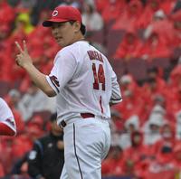 　５回、大瀬良は坂本を遊飛に打ち取りポーズをとる（撮影・市尻達拡）