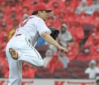 　雨が降る中、投球する大瀬良（撮影・市尻達拡）