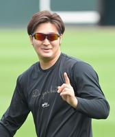 　リラックスした表情で練習する床田（撮影・市尻達拡）