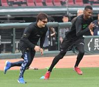 　アドゥワと並んでダッシュをする床田（撮影・市尻達拡）