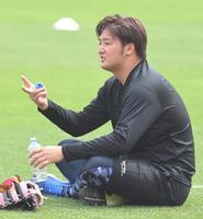 　練習を終え水分補給する床田（撮影・市尻達拡）