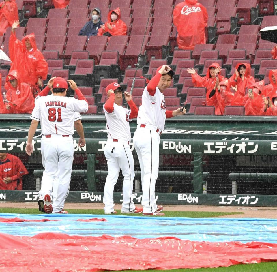 　降雨コールドとなりスタンドにあいさつする新井監督ら（撮影・市尻達拡）