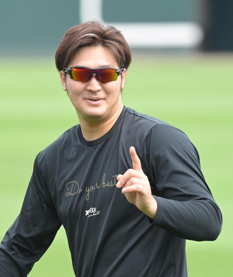 　リラックスした表情で練習する床田（撮影・市尻達拡）