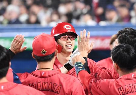 　７回、先制２ランを放ちナインとタッチする宇草（中央）＝撮影・園田高夫