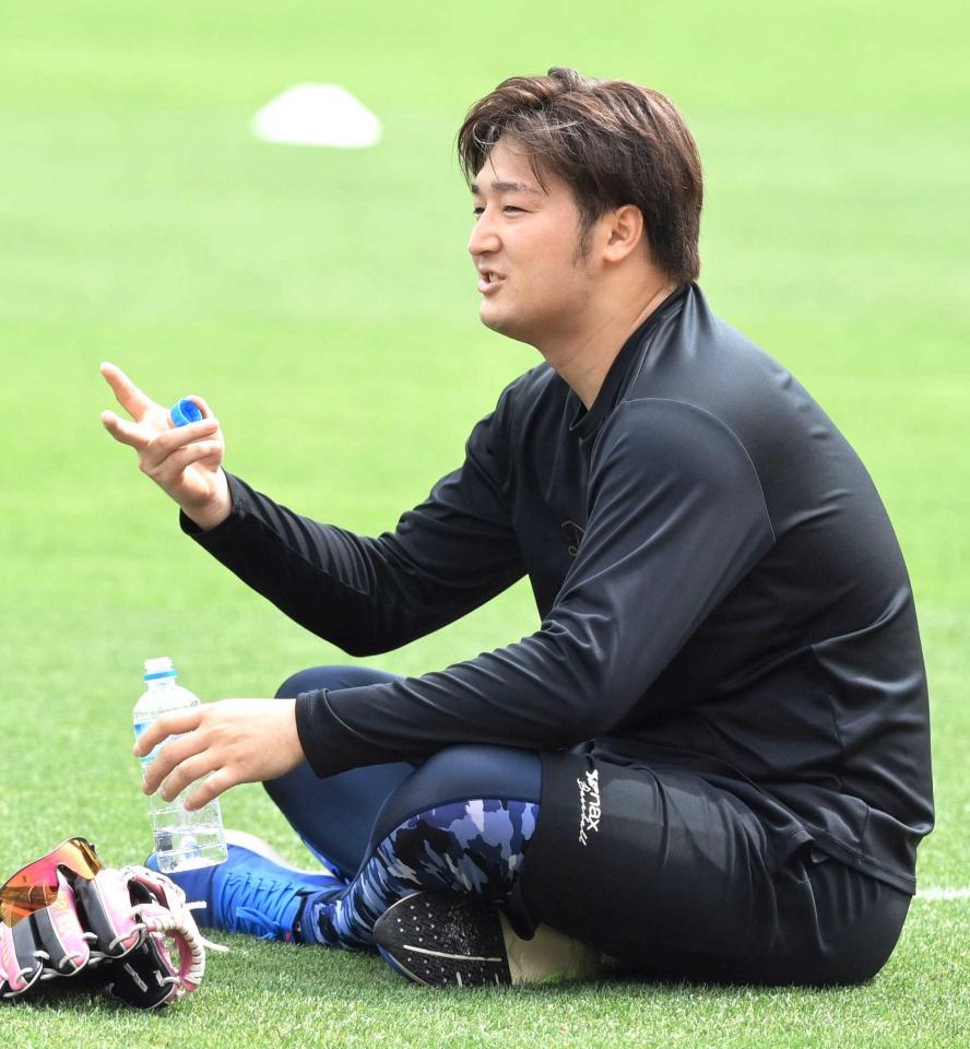 　練習を終え水分補給する床田（撮影・市尻達拡）