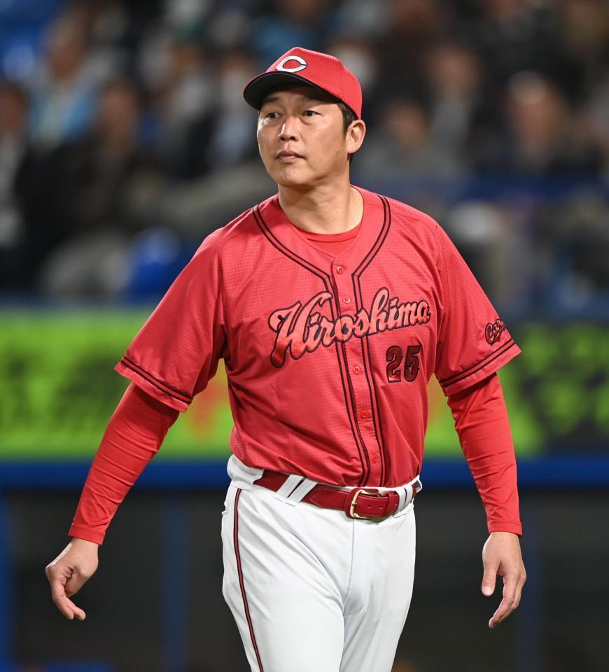 　７回の守備で交代を告げた新井監督（撮影・園田高夫）