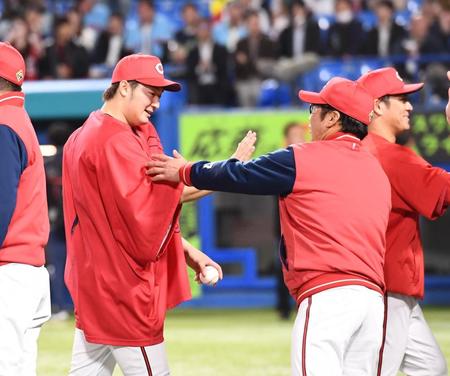 　ウイニングボールを手にしてナインとタッチをかわす床田（左）＝撮影・園田高夫