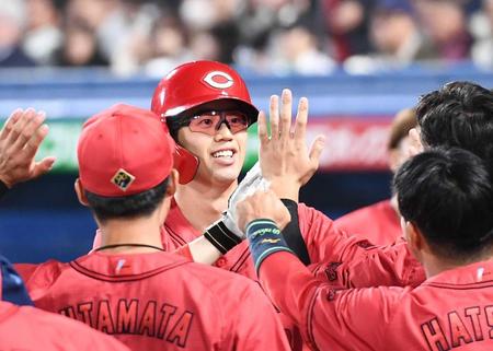 　７回、先制２ランを放ちナインとタッチする宇草（中央）＝撮影・園田高夫