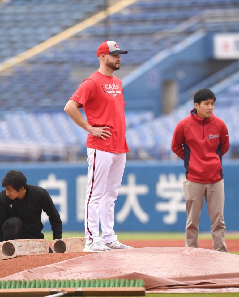 　スライド登板のハッチがマウンドの感触を確かめる（撮影・園田高夫）