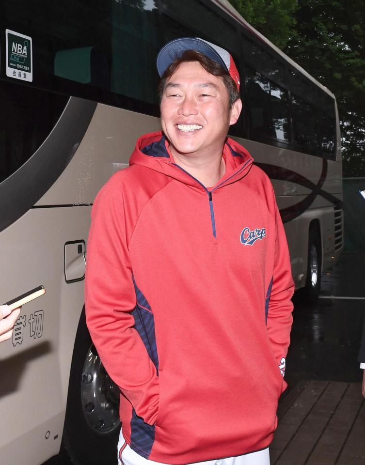 　明るい表情で話す新井監督（撮影・園田高夫）