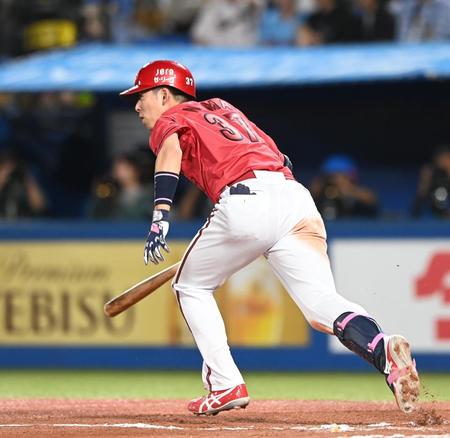 　６回、中前適時打を放った野間（撮影・園田高夫）